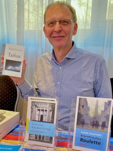 Martin Regenbrecht mit dem Buch »Taifun«